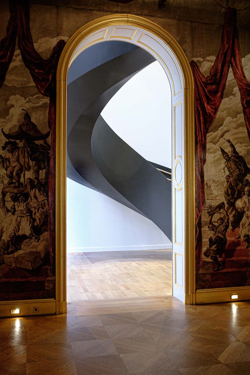 musée intérieur avec vue sur les escaliers