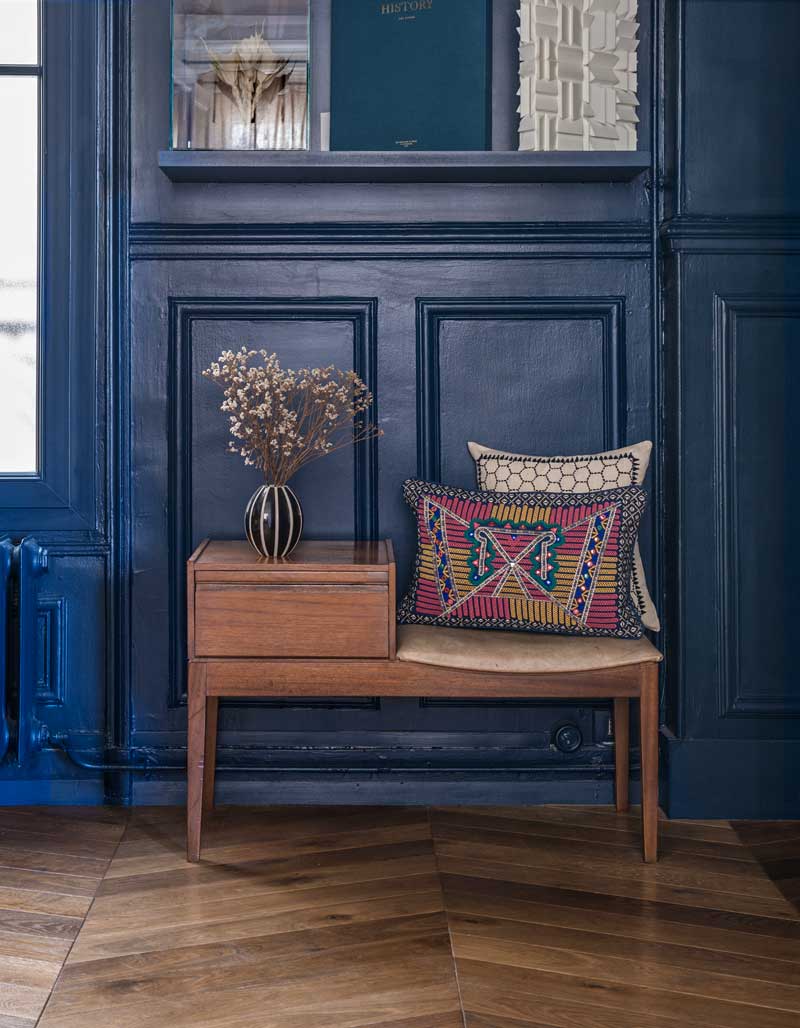 Olivier Meriel Photographe Paris - prise de vue interieure devant un mur bleu